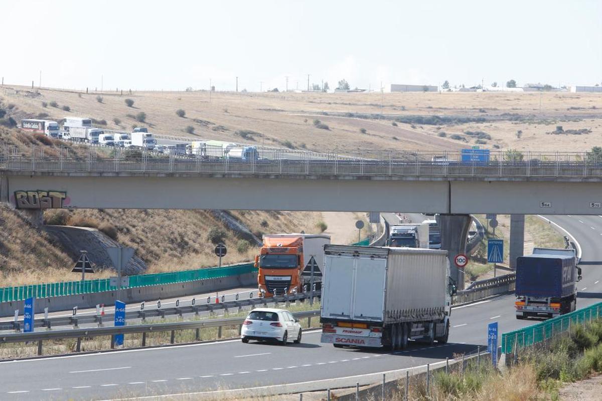 Camiones para el transporte de mercancías circulando por las inmediaciones de la capital salmantina.