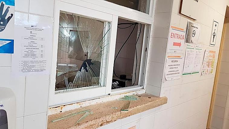 Los ladrones destrozaron los cristales de las taquillas