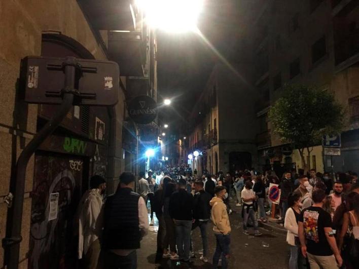 Cientos de jóvenes abarrotaron la calle Varillas este viernes