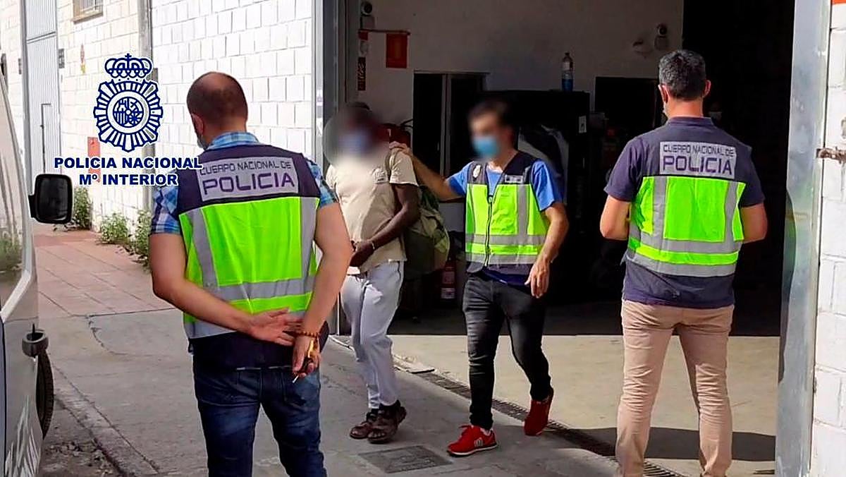 Momento de la detención de uno de los arrestados