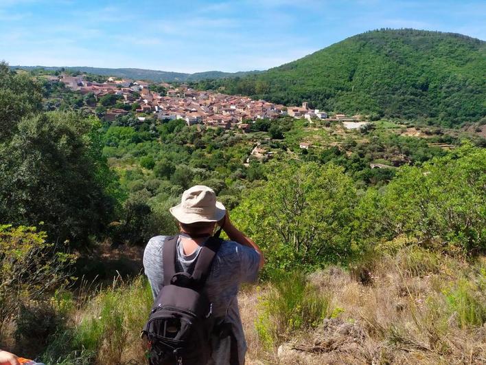 Vista del casco urbano de San Esteban de la Sierra y su entorno desde la ruta del Atajo.