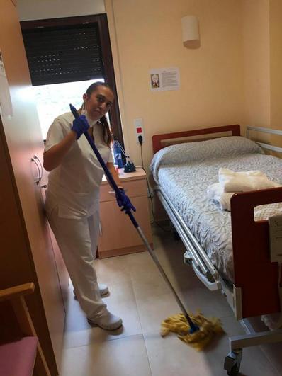 María López, en su trabajo como operaria de limpieza en la residencia de Asprodes.