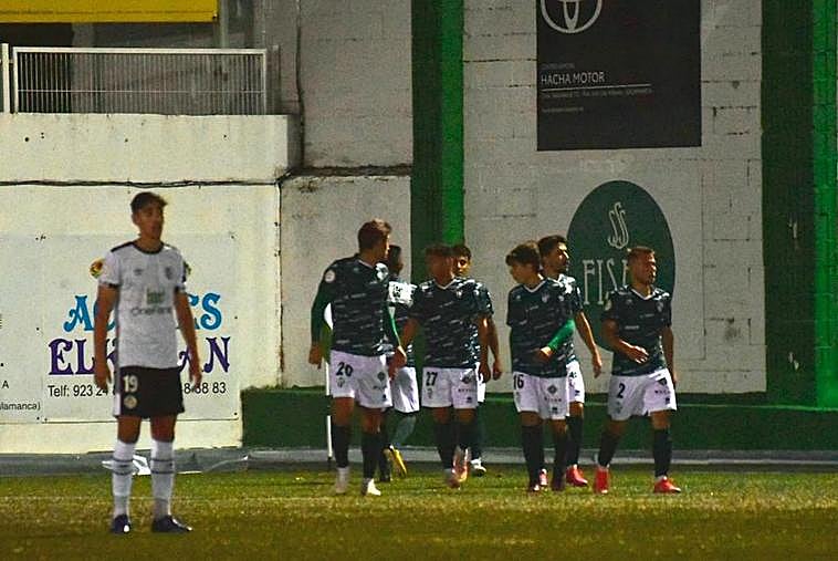Los jugadores del Guijuelo celebran el gol de Caramelo.