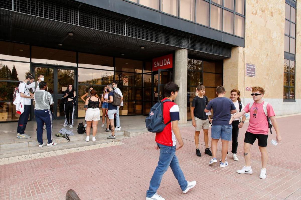 Alumnos en la entrada de una facultad del Campus