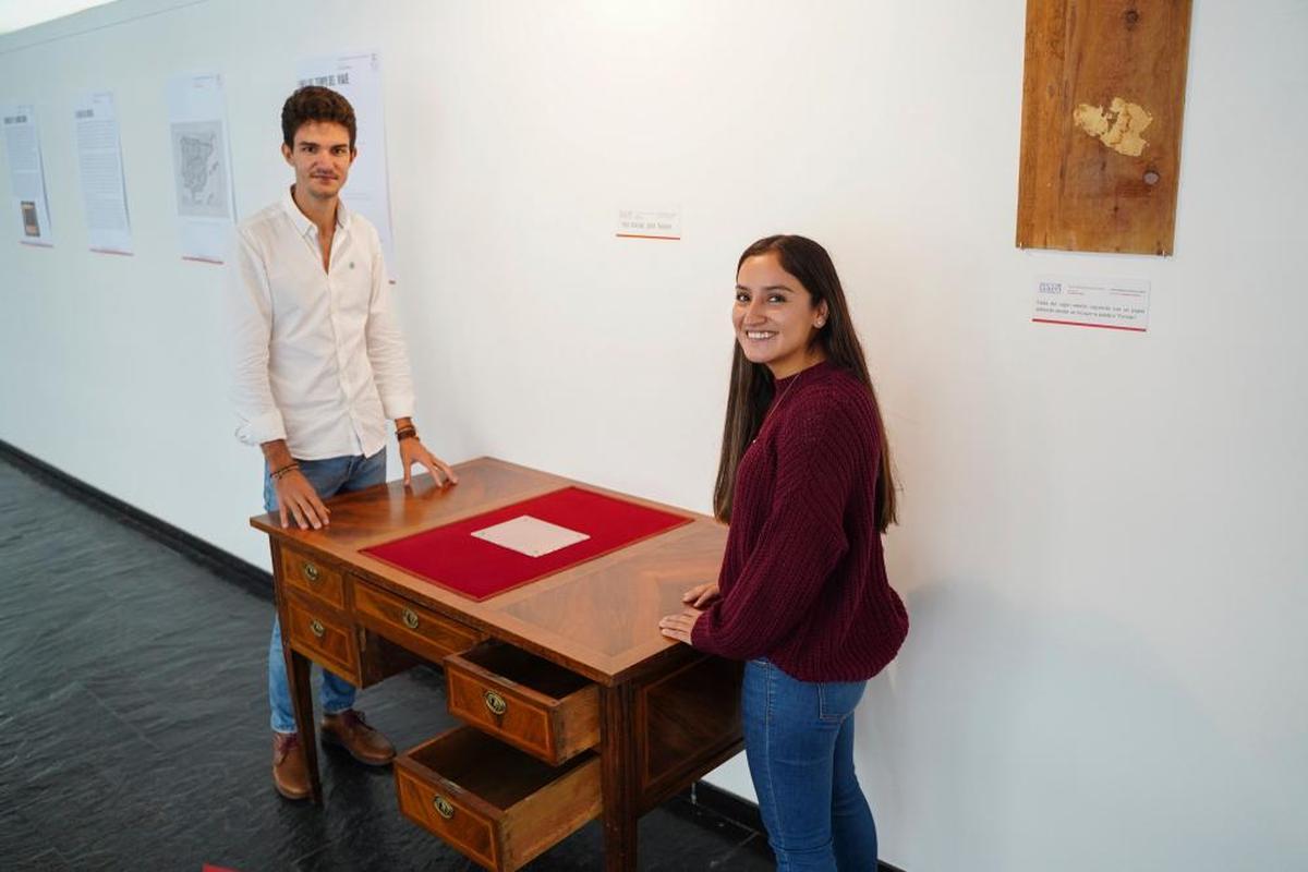 Los estudiantes de Geografía e Historia Pablo Ajenjo y Mariana Ladrón de Guevara.