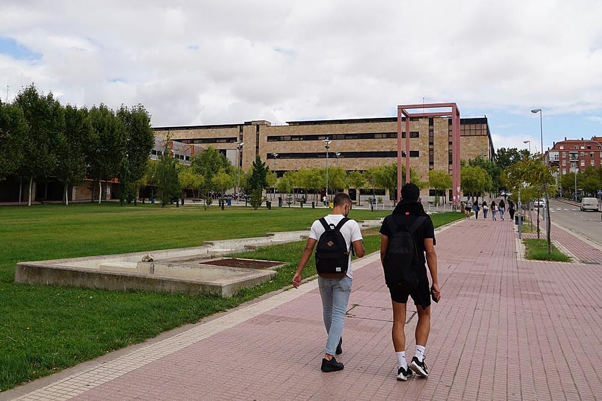 Jóvenes en el Campus Miguel de Unamuno de Salamanca.