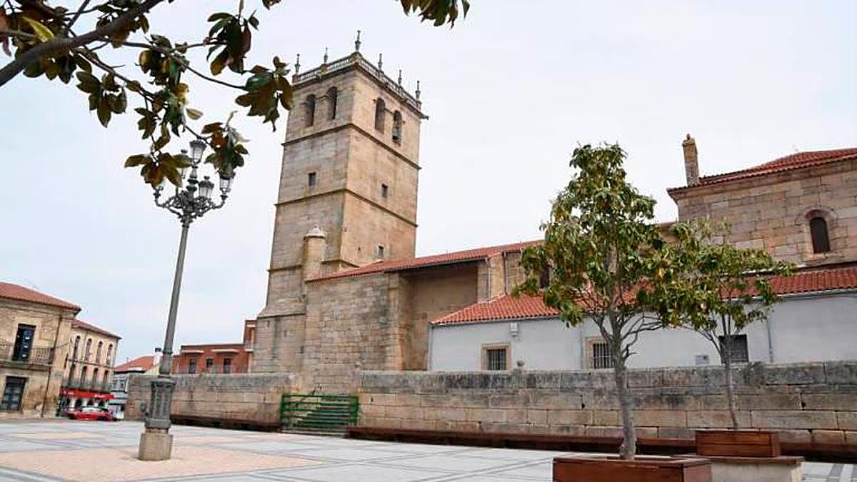 Iglesia parroquial y Plaza España de Vitigudino