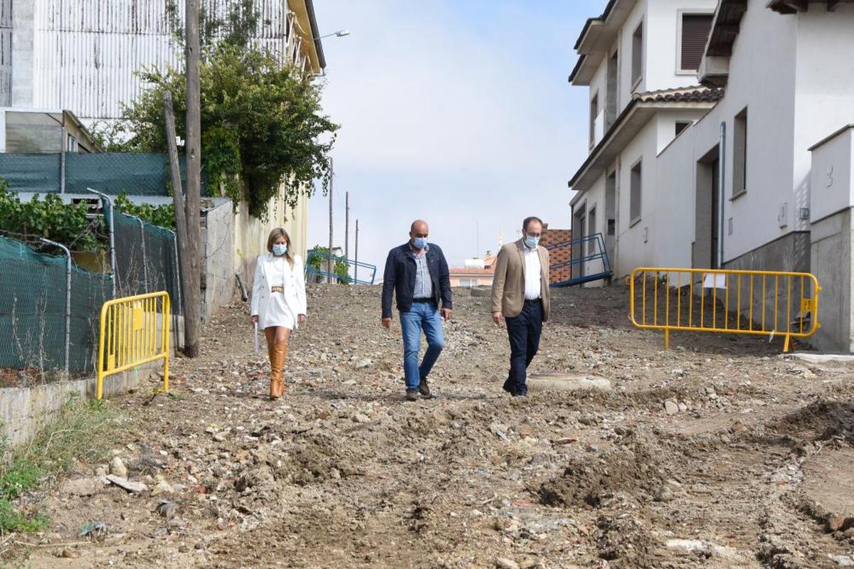 Laura Vicente, Ramón Sastre y Marcos Iglesias durante la visita a las obras de la calle Fuenteguinaldo