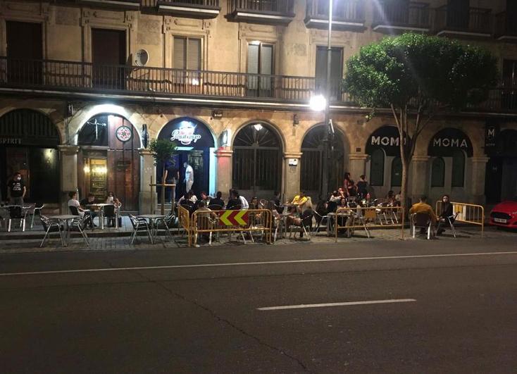 Terrazas en Gran Vía ocupando zona de aparcamiento