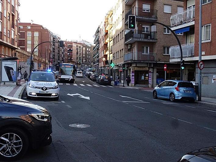 Un coche de la Policía local en la carretera de Ledesma