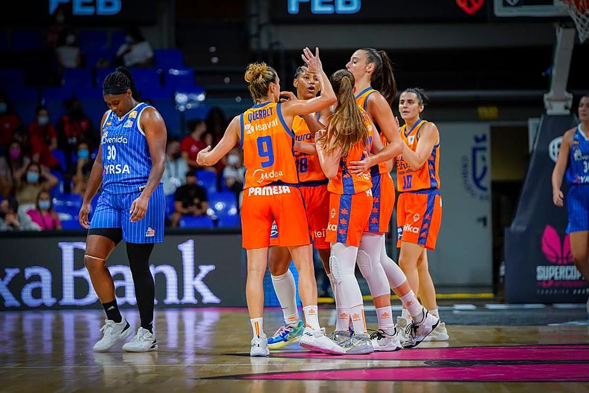 Las jugadoras valencianas celebran una acción junto a una abatida Evans.