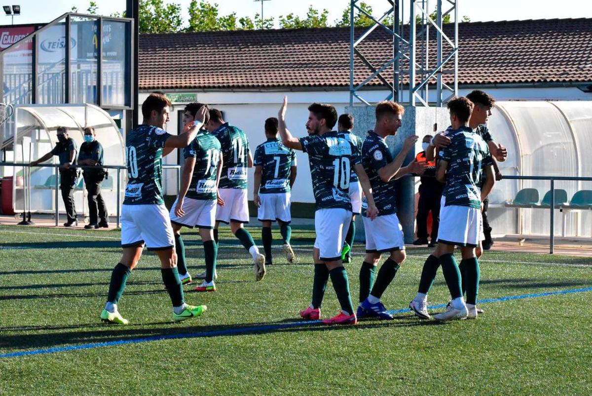 Los jugadores del Guijuelo celebran el segundo gol frente al Arandina.