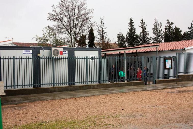 Alumnos entrando en el colegio de Pelabravo.