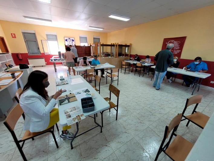 Primera jornada del taller de mosaicos romanos celebrada en Saelices el Chico.