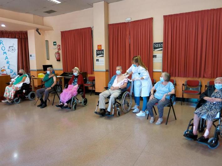 Sanitarios vacunando en una residencia de ancianos