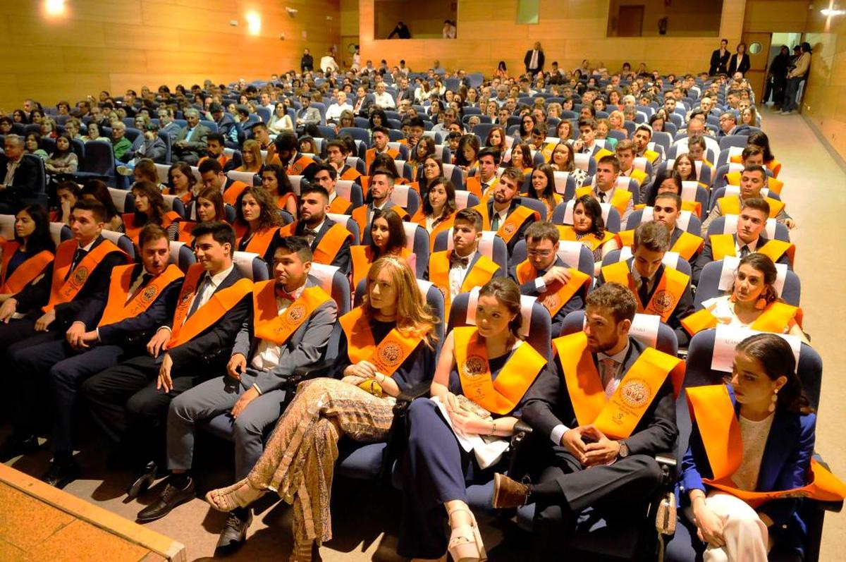 Último acto de graduación de alumnos de la Facultad de Economía