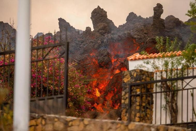 Una casa a punto de ser devorada por la lava