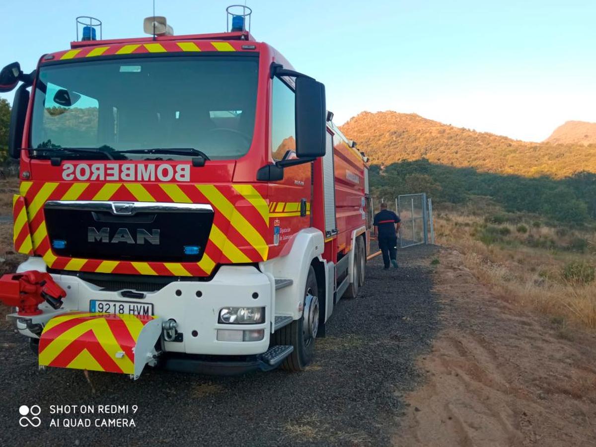 Imagen de los bomberos descargando agua en un depósito de la provincia