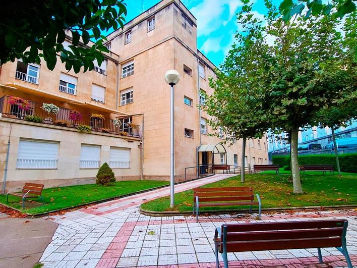 Fachada de la Residencia de Mayores Santísima Trinidad, ubicada a tan solo diez minutos de la Plaza Mayor.