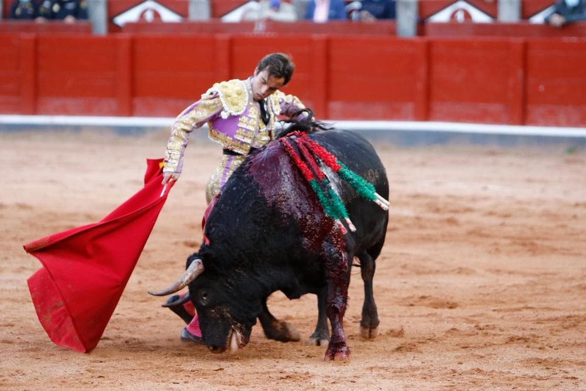 Alejandro Marcos, durante la faena al último de la tarde.