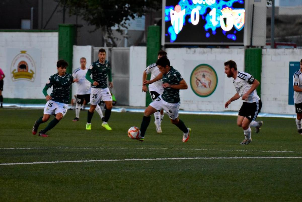 Larry celebra el gol ante la sorpresa del portero local, Johan.