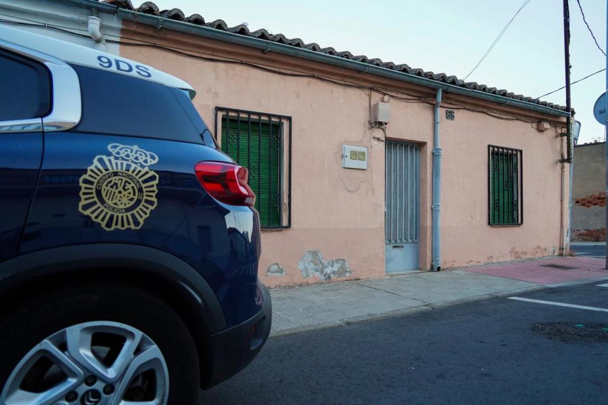 Un vehículo de la Policía Nacional en el barrio de Chamberí