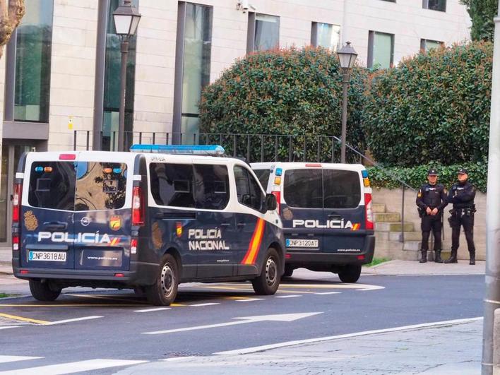 Policía Nacional a las puertas del Juzgado de Guardia.