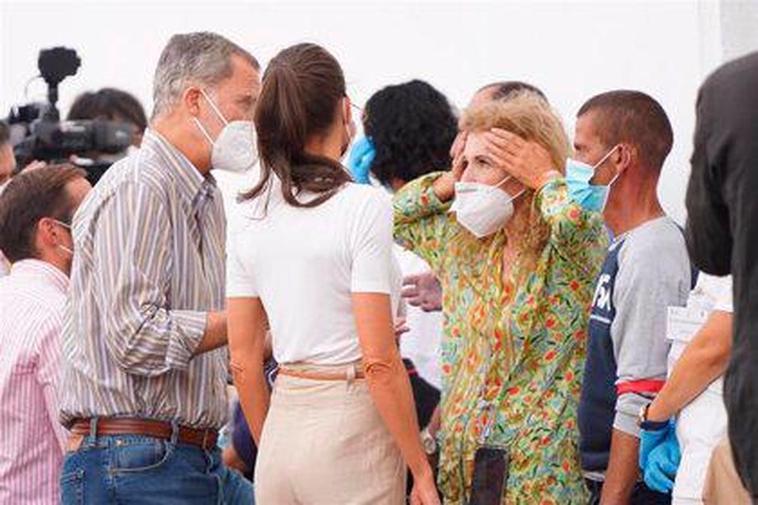 El rey Felipe VI y la reina Letizia hablan con evacuados por la erupción.