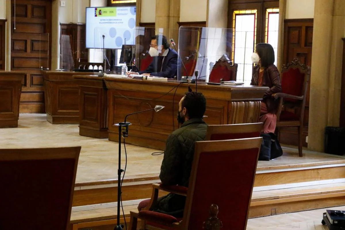 El acusado al inicio de la sesión en la Audiencia Provincial