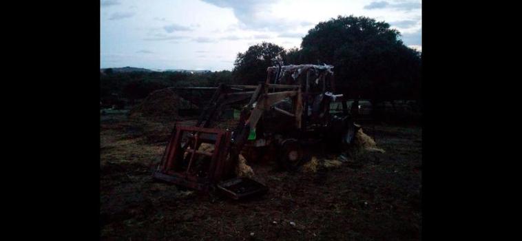 El fuego arrasó un tractor y pacas de paja