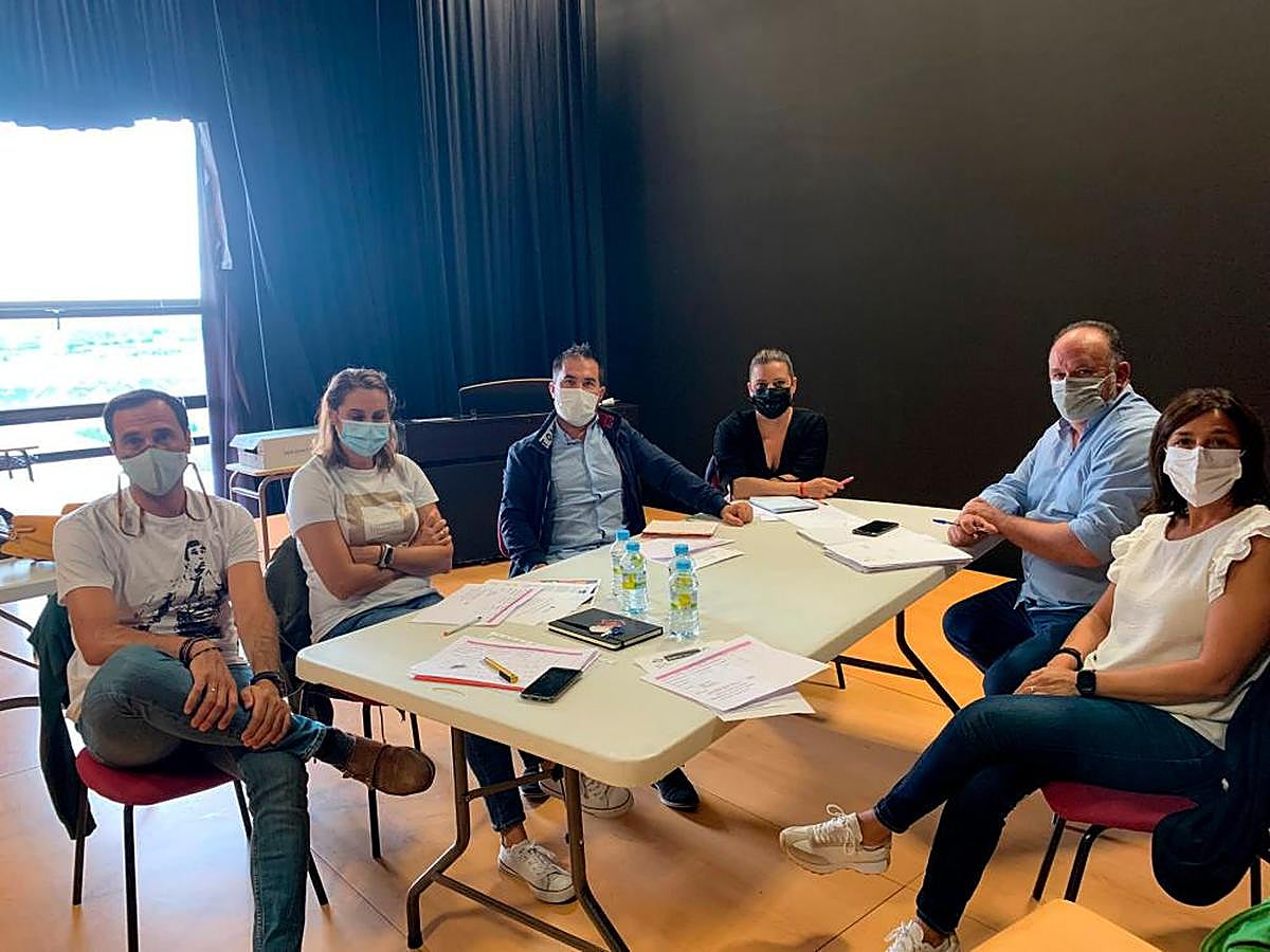 Los ediles de Educación, José Martín, Acción Social, Marisol Rivero, y el concejal de Deportes, Salvador Ruano y representantes de las A.M.P.A.S.