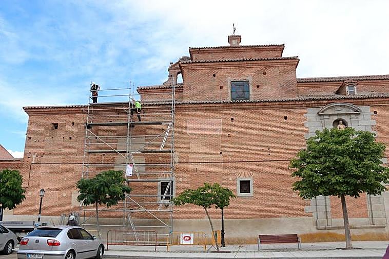 Varios operarios colocando el andamio que les permitirá acceder a la cubierta del templo carmelita.