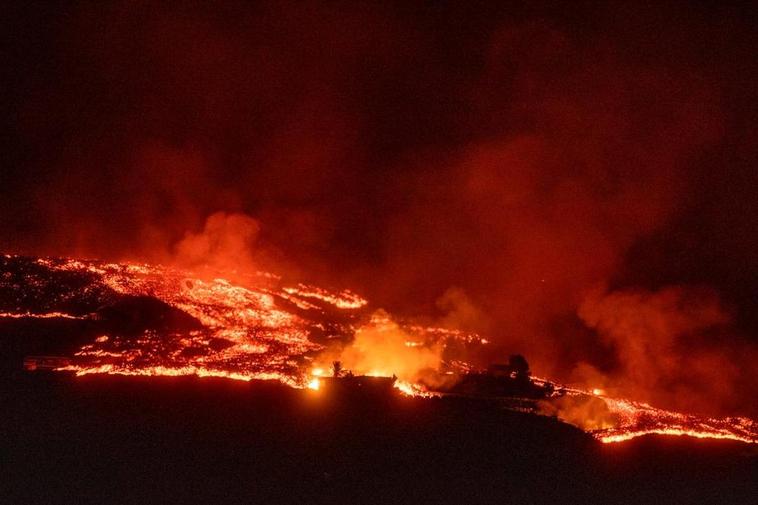 Coladas de lava saliendo del volcán de La Palma.