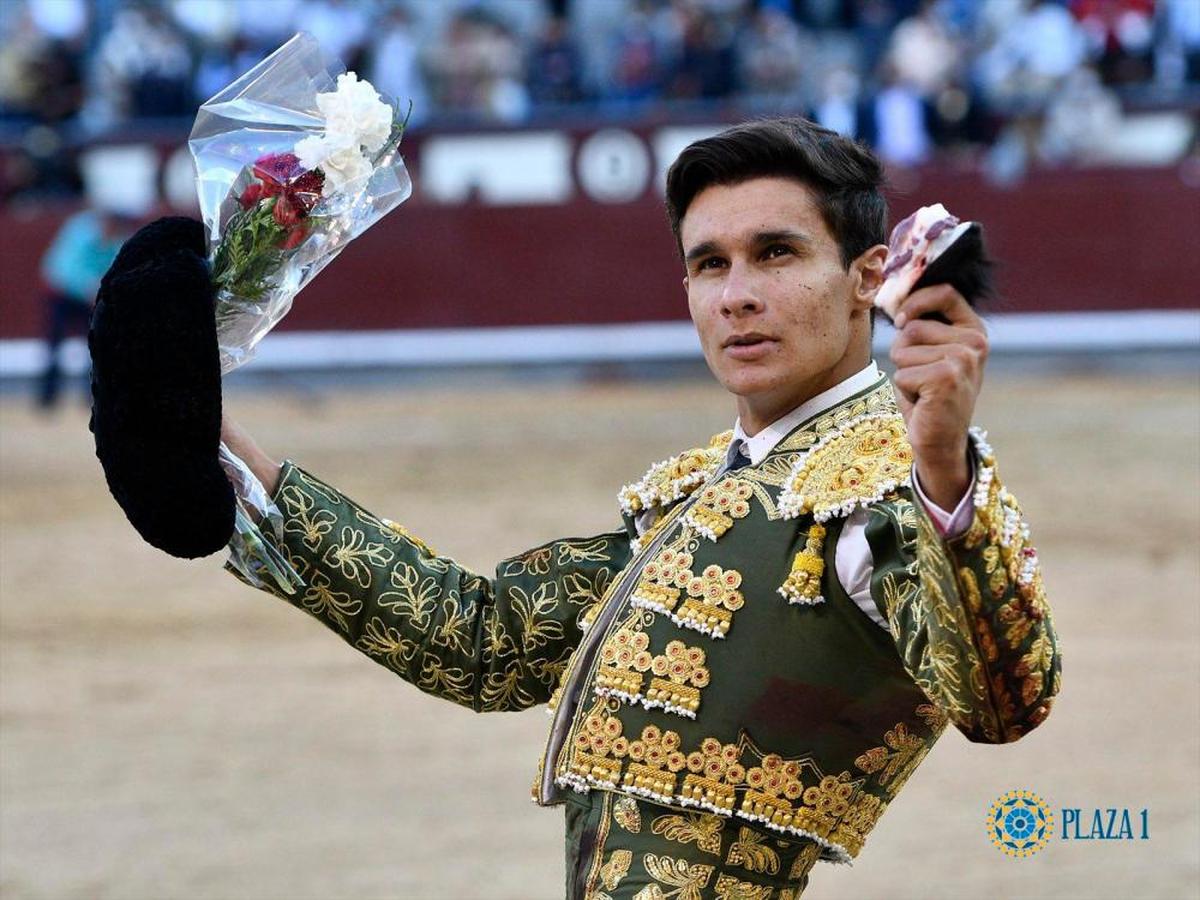 Manuel Diosleguarde, paseando la oreja en Las Ventas.