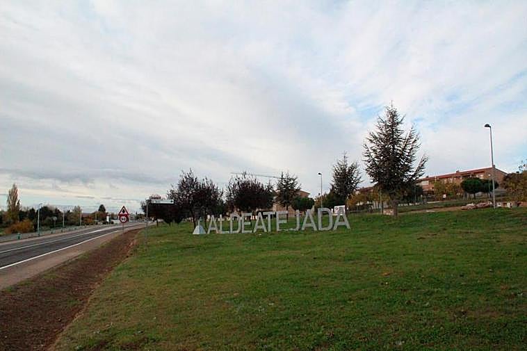 La entrada a la localidad de Aldeatejada que estrena ordenanza de buena vecindad.