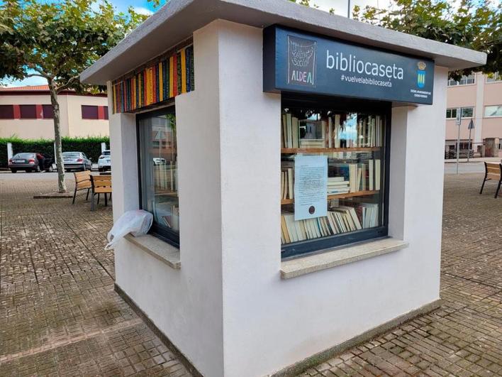 La bibliocaseta del Centro Social “Aldea” de Ciudad Rodrigo luce renovada y repleta de libros.