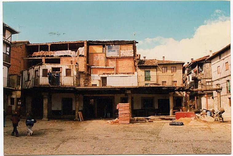 Aspecto de una de las fachadas principales de la Plaza Mayor de La Alberca en 1996 en pleno proceso de restauración.
