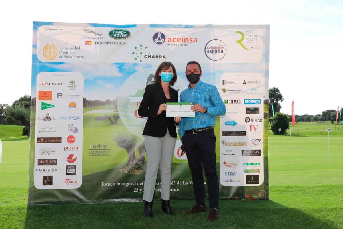 El premio al 44º clasificado (no había 50), dos green fees en el Club de Golf de Valdecañas, fue para Juan Antonio Alanís Marcos, y Mónica Ponte, de LA GACETA, hizo la entrega a Mikel Alba.