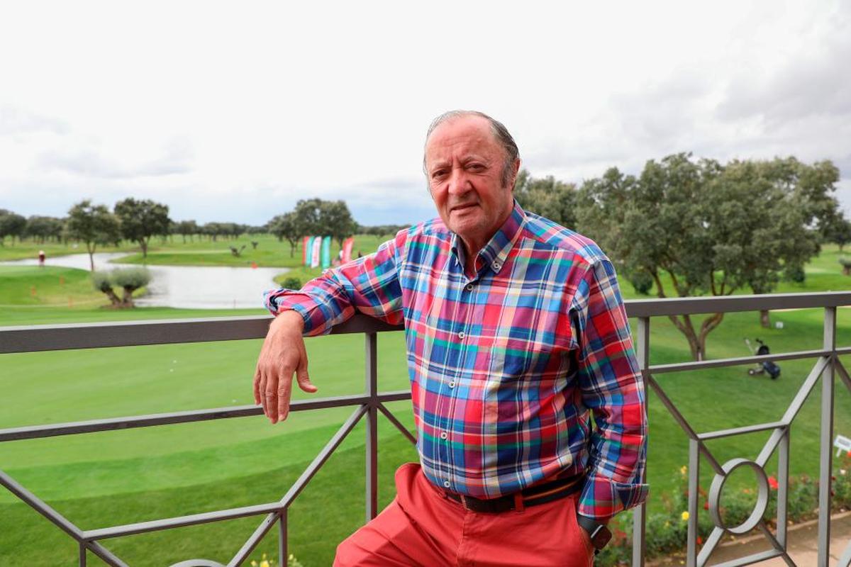 Eustaquio Andrés, con el campo de La Valmuza al fondo