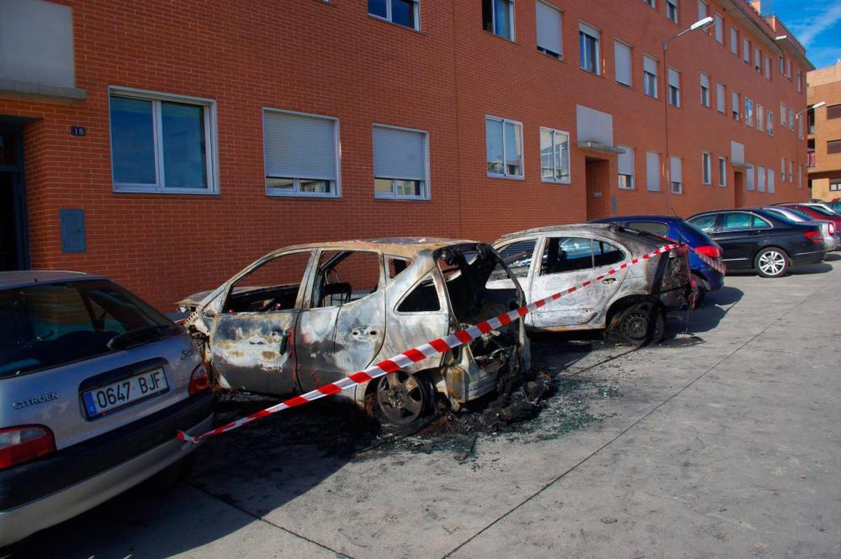 Imagen de archivo de dos coches quemados en Aldeaseca