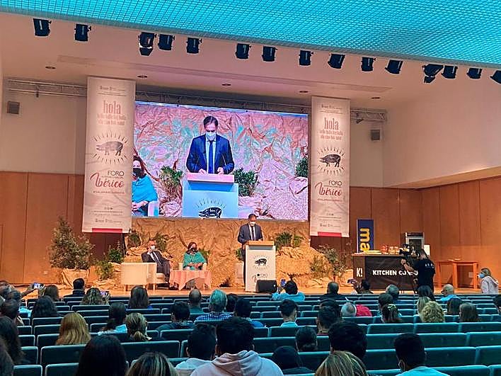 El alcalde de Salamanca en la apertura del Foro del Ibérico
