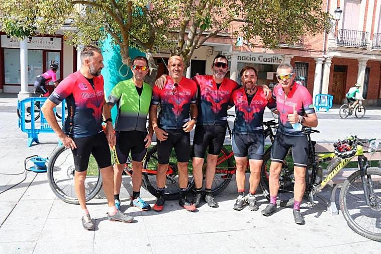 Autoridades locales junto a ganadores y participantes en el campeonato provincial de calva.