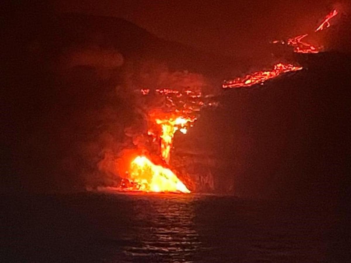 La colada de lava en el momento en que alcanza el mar en la isla de La Palma.