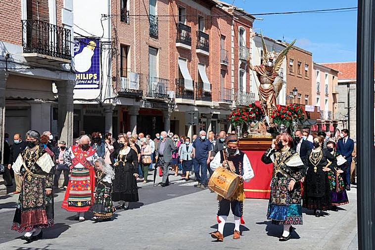 El grupo folclórico Los Cuatro Caños acompañó la procesión de San Miguel Arcángel en Peñaranda de Bracamonte.