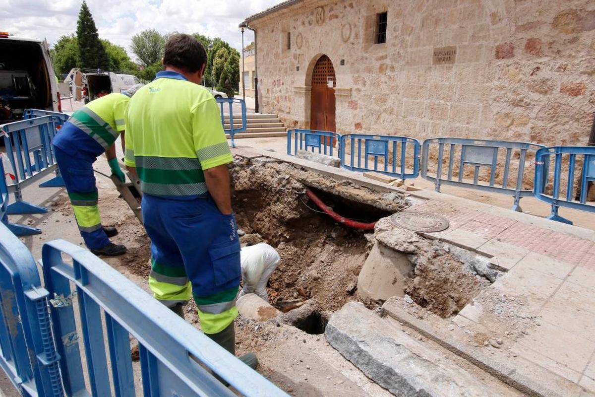 Varios obreros reparan una tubería en la zona del Arrabal