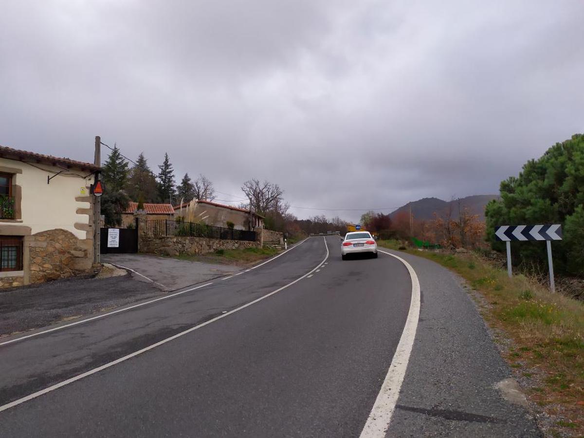 Un vehículo circulando por una carretera convencional.