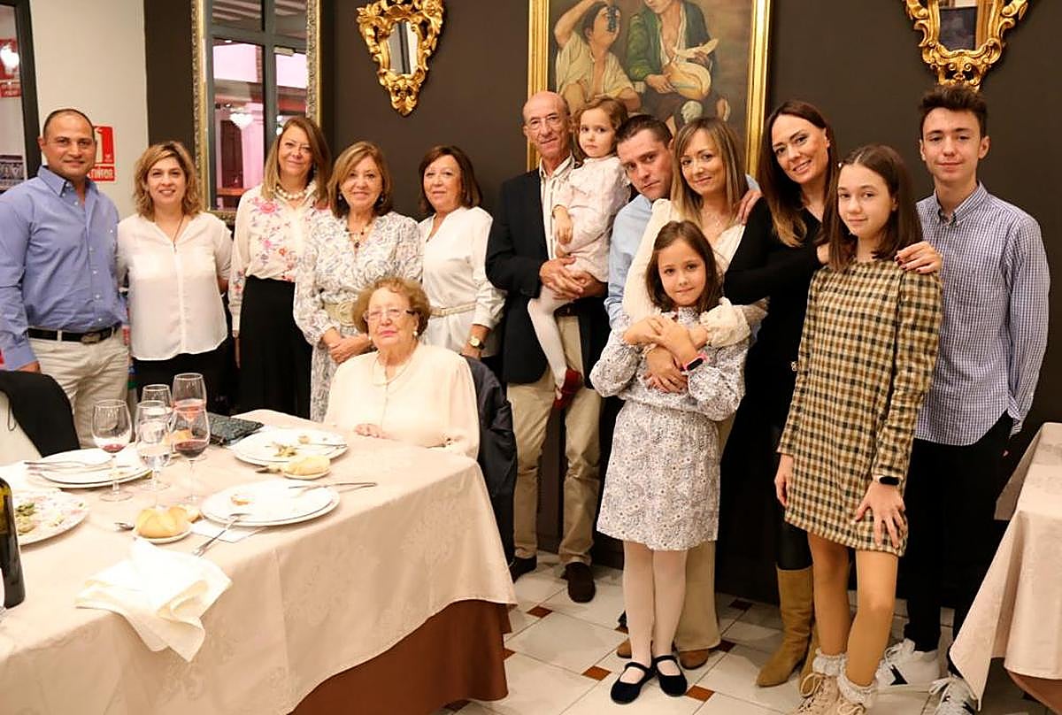 María Velázquez, rodeada de su familia, celebrando su “histórico” cumpleaños