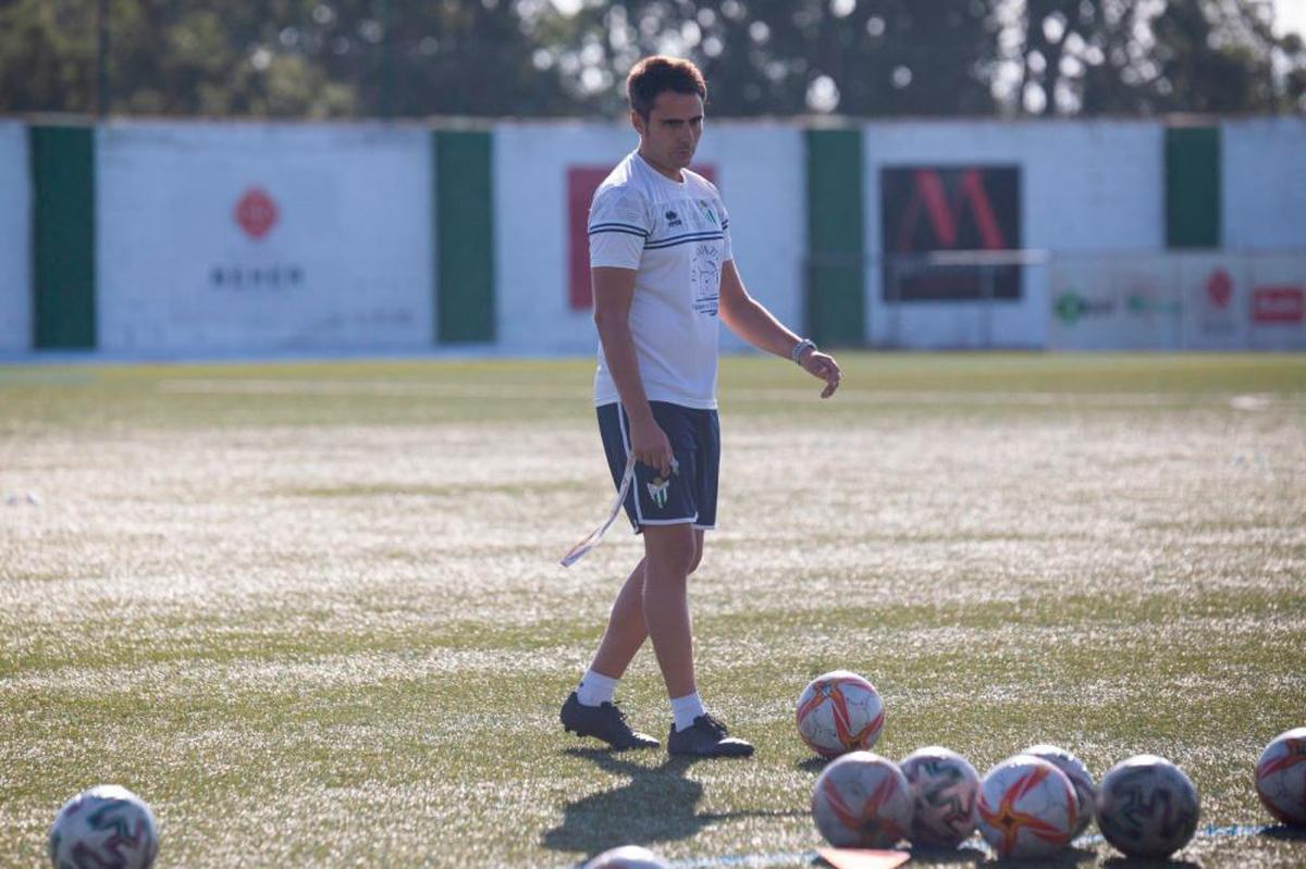 El técnico del CD Guijuelo, Mario Sánchez.