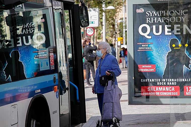 Una mujer se dispone a subir a un bus urbano en Salamanca.