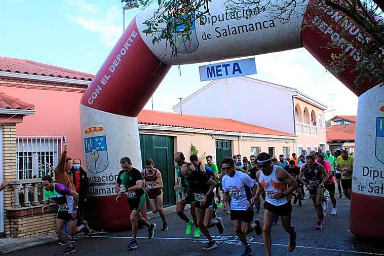 La salida del centenar de corredores que participaron en la categoría absoluta en la carretera de Valdunciel